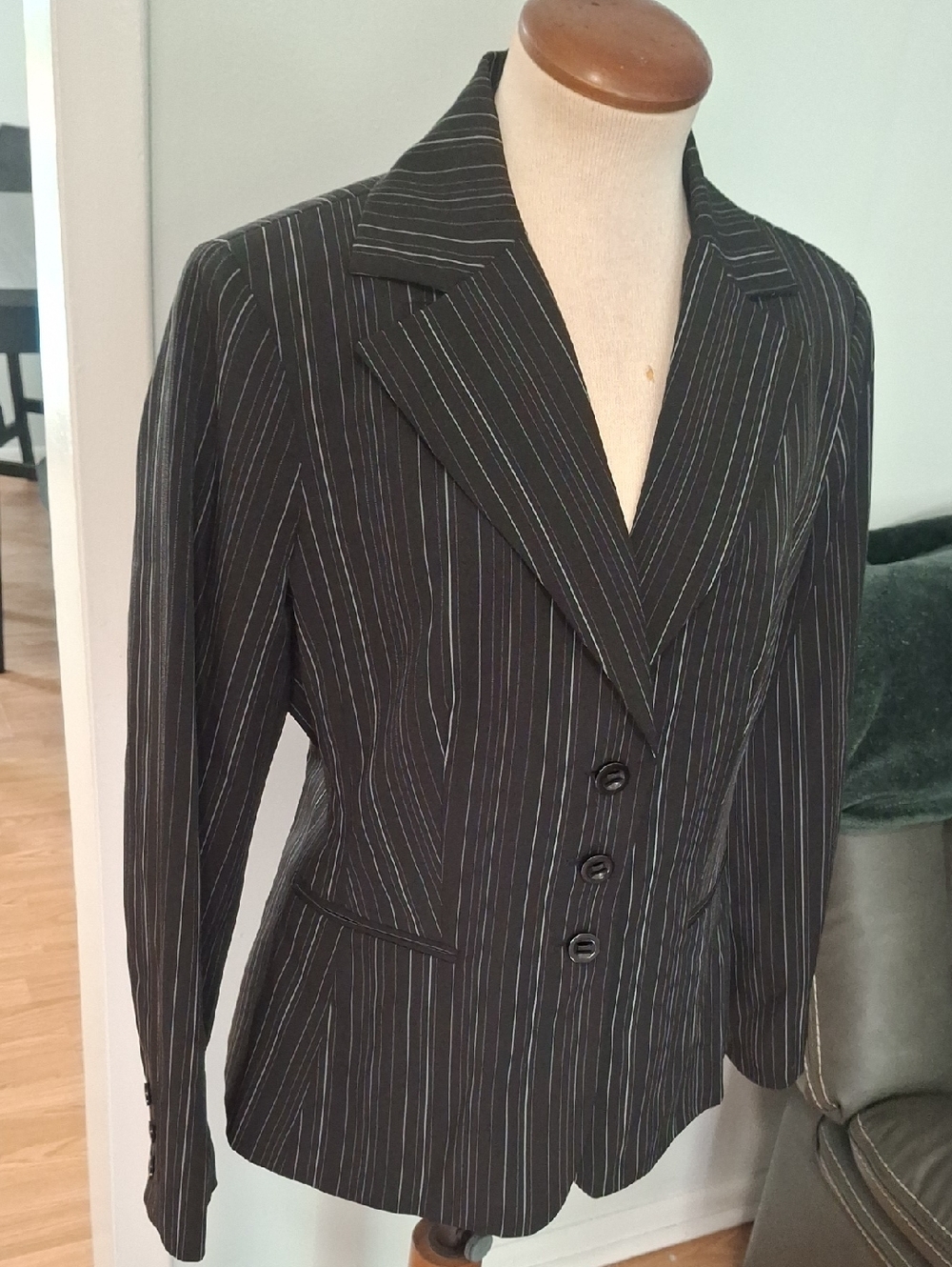 Larry Levine/ Black Pinstripe Fitted Blazer- W Sz 12 Petite - Picture 3 of 9